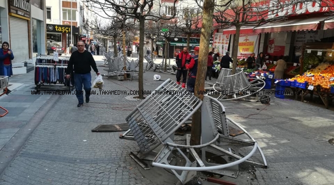 Güngören'de Yürüyüş Yolundaki Oturaklar Söküldü