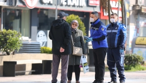 Zabıta sokak sokak gezdi, 65 yaş üstü vatandaşları evlerine yönlendirdi