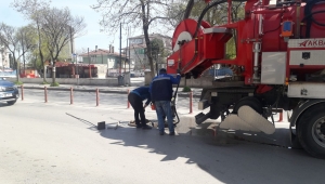 Trafikten boşalan caddelerde altyapı hatları temizleniyor