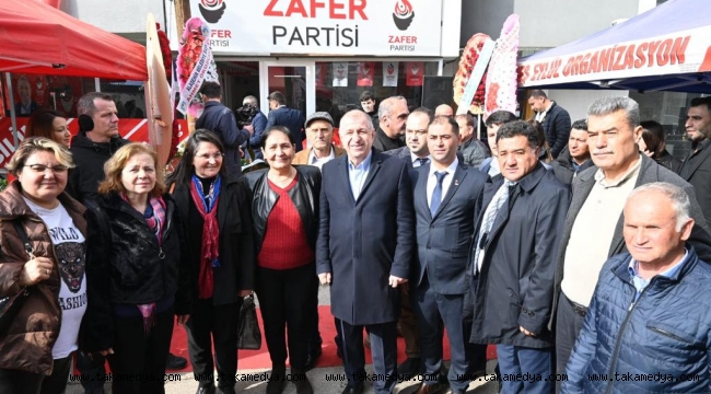 CHP YÖNETİCİLERİ, “SİZİ SEVİYORUZ” DİYEREK ÜMİT ÖZDAĞ İLE FOTOĞRAF ÇEKTİRDİ