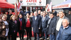 CHP YÖNETİCİLERİ, “SİZİ SEVİYORUZ” DİYEREK ÜMİT ÖZDAĞ İLE FOTOĞRAF ÇEKTİRDİ