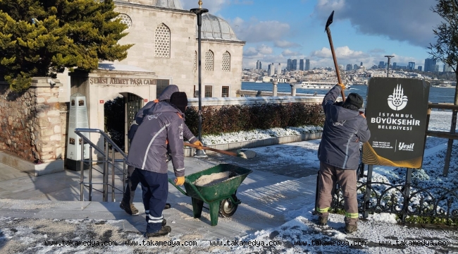 İSTANBUL'DA KAR KALINLIĞI 40 CM'YE ULAŞTI