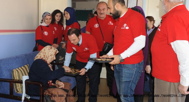 Büyükşehir Belediyesinin gönüllüleri yaşlıların yanında