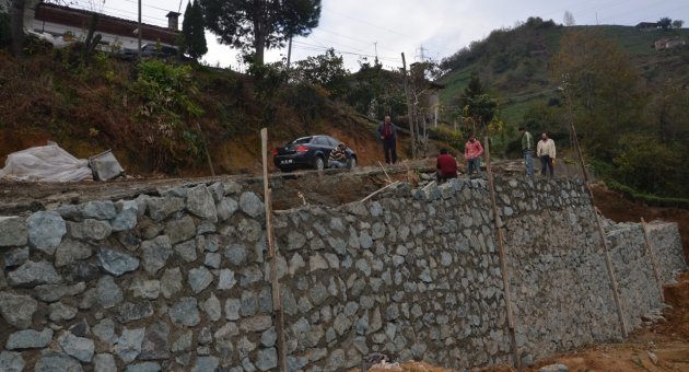 Kıyıcık Mahallesi'nde Yol güvenliği için taş duvar çalışmaları yapılıyor