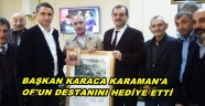 BAŞKAN KARAMAN'A OF'UN DESTANINI HEDİYE ETTİ