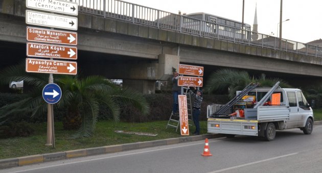 TRABZON'DA YÖN LEVHALARI ÜÇ DİLDE DEĞİŞİYOR