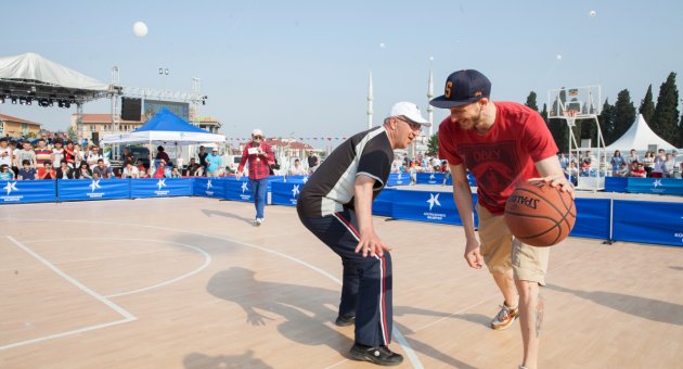 YILDIZ BASKETBOLCULARDAN SOKAK BASKETBOLUNA DESTEK